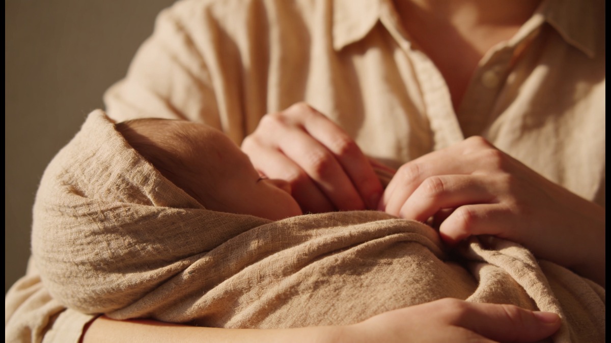 Baby Swaddling in Summer:Dos, Don’ts & Safety Tips